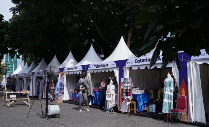Para pengunjung memadati Semarang Halal Food Festival yang merupakan rangkaian Annual International Conference on Islamic Studies (AICIS) ke-23 tahun 2024 di UIN Walisongo, Semarang, Kamis (1/2/2024).
