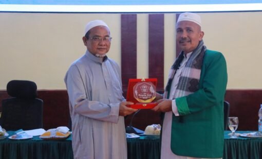 Ketua STAIN Meulaboh, Dr H Syamsuar MAg menyerahkan Plakat Penghargaan kepada Pimpinan Ma’had Darussalam Vietnam, Abdul Rahman Bin Ibrahim, Selasa 24 Juni 2025.
