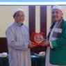 Ketua STAIN Meulaboh, Dr H Syamsuar MAg menyerahkan Plakat Penghargaan kepada Pimpinan Ma’had Darussalam Vietnam, Abdul Rahman Bin Ibrahim, Selasa 24 Juni 2025.