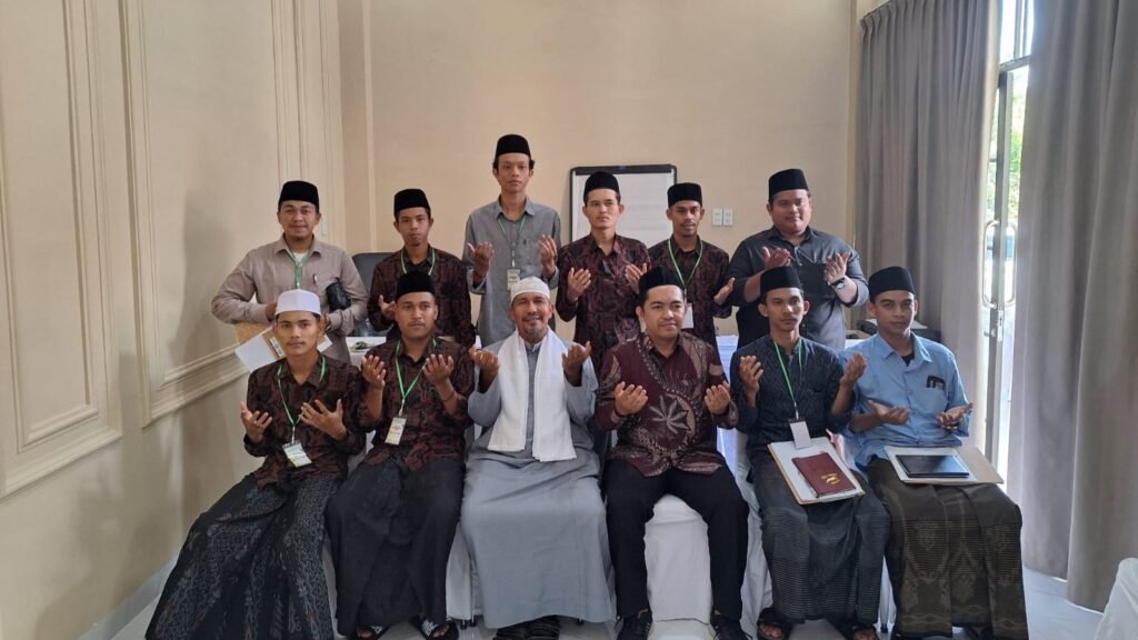 Ketua STAIN Teungku Dirundeng Meulaboh, Dr H Syamsuar MAg foto bersama peserta Pendidikan Kader Ulama, Ahad 28 September 2025