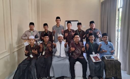 Ketua STAIN Teungku Dirundeng Meulaboh, Dr H Syamsuar MAg foto bersama peserta Pendidikan Kader Ulama, Ahad 28 September 2025