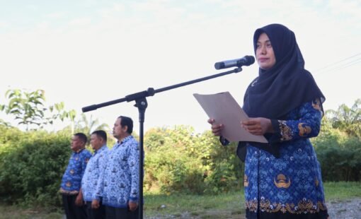 Wakil Ketua Bidang Kemahasiswaan dan Kerjasama STAIN Meulaboh, Faizatul Husnah MA saat menyampaikan amanat pada upacara Hari Sumpah Pemuda, Selasa 28 Oktober 2025.