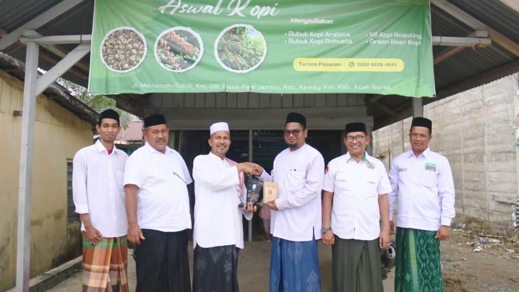 Ketua STAIN Teungku Dirundeng Meulaboh, Dr H Syamsuar MAg kunjungi Inkubasi Bisnis Aswal Kopi Pesantren Aswal Hidayatussalam, Rabu 22 Oktober 2025.