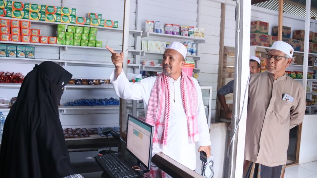 Ketua STAIN Teungku Dirundeng Meulaboh, Dr H Syamsuar MAg kunjungi Mini Market Pesantren  Raudhatul Mubarakah Darul Munawwarah, Rabu 22 Oktober 2025.