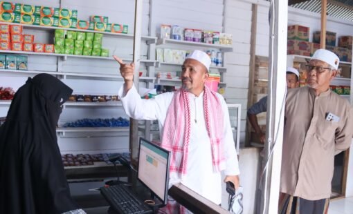 Ketua STAIN Teungku Dirundeng Meulaboh, Dr H Syamsuar MAg kunjungi Mini Market Pesantren Raudhatul Mubarakah Darul Munawwarah, Rabu 22 Oktober 2025.