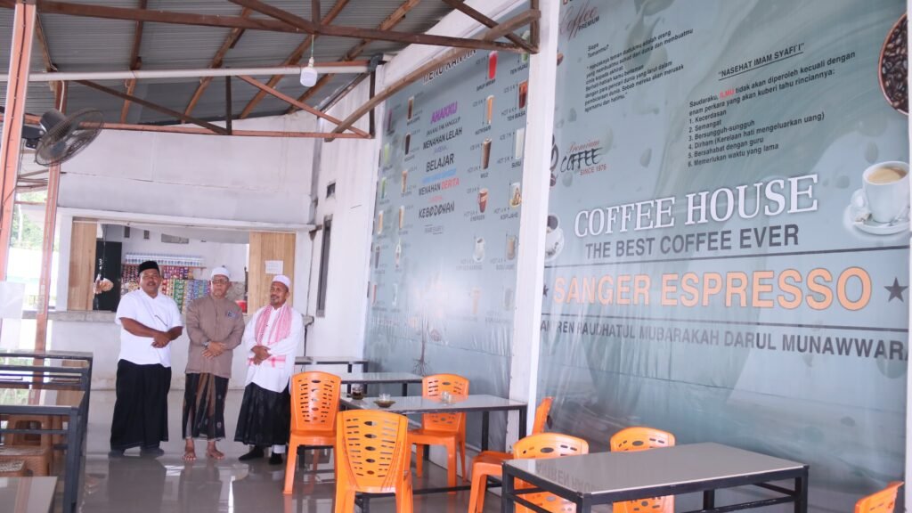 Ketua STAIN Teungku Dirundeng Meulaboh, Dr H Syamsuar MAg kunjungi Warung Kopi Pesantren  Raudhatul Mubarakah Darul Munawwarah, Rabu 22 Oktober 2025.