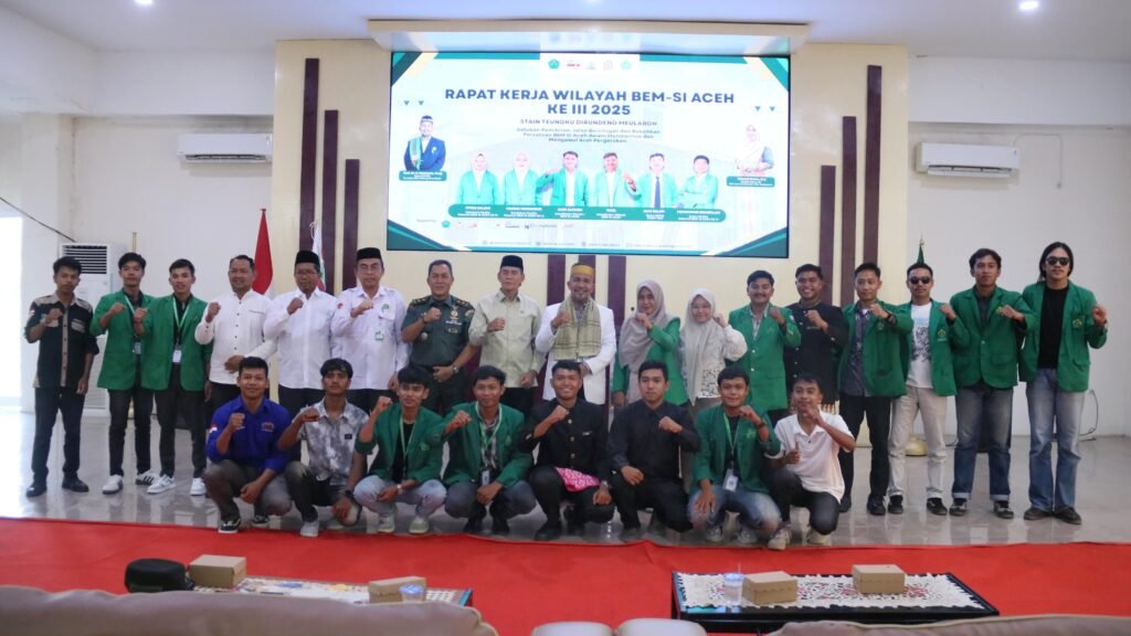 Ketua STAIN Meulaboh, Prof Dr H Syamsuar MAg foto bersama 13 Perwakilan BEM SI Aceh, Senin 27 Oktober 2025