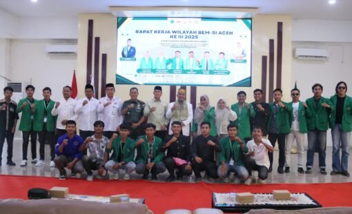 Ketua STAIN Meulaboh, Prof Dr H Syamsuar MAg foto bersama 13 Perwakilan BEM SI Aceh, Senin 27 Oktober 2025