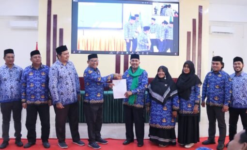 Wakil Ketua Bidang AUPK, Dr Suharman MSi secara simbolis menyerahkan SK Guru Besar Bidang Ilmu Fiqh Siyasah Modern kepada Ketua STAIN Teungku Dirundeng Meulaboh, Prof Dr H Syamsuar MAg, Kamis 23 Oktober 2025.