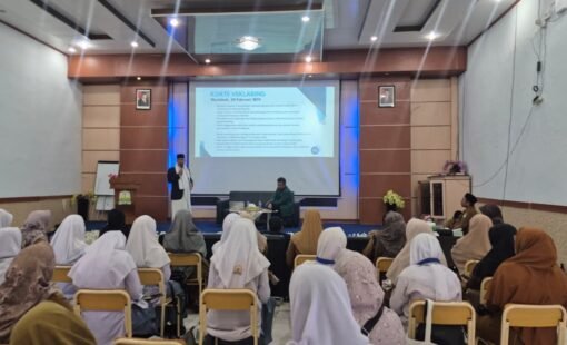 Ketua STAIN Meulaboh, Prof Dr H Syamsuar MAg saat menyampaikan materi pada kegiatan Bedah Buku, Selasa 18 November 2025