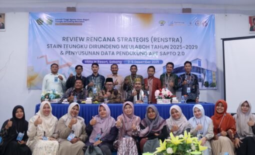 Ketua STAIN Meulaboh, Prof Dr Syamsuar MAg mendampingi Pemateri, Dr Helmy Saifuddin MPhil foto bersama peserta Review Renstra dan penyusunan data pendukung Akreditasi Perguruan Tinggi (APT) SAPTO 2.0, Rabu 3 Desember 2025