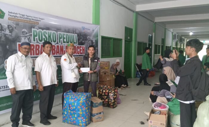 Aksi Galang Dana, DEMA dan SEMA STAIN Meulaboh Salurkan Donasi untuk Korban Banjir Aceh Aksi Galang Dana, DEMA dan SEMA STAIN Meulaboh Salurkan Donasi untuk Korban Banjir Aceh