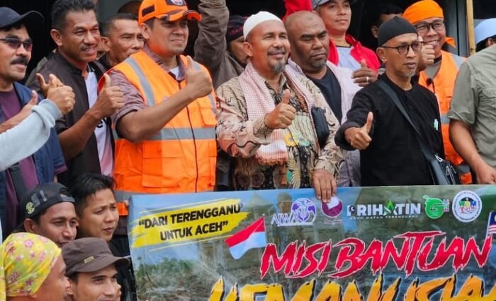 prof syamsuar dampingi penyaluran bantuan