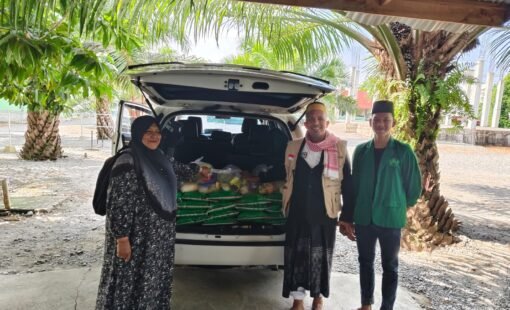 Ketua STAIN Teungku Dirundeng Meulaboh, Dr H Syamsuar MAg. menyalurkan bantuan sembako ke Beutong Ateuh, Kamis 22 Januari 2025.