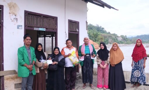 Ketua STAIN Teungku Dirundeng Meulaboh, Prof Dr H Syamsuar MAg dan Pimpinan Dayah Darul Muta'allimin, Dr Hj Zikriati MA Salurkan Bantuan dari Mitra Malaysia untuk korban banjir, Selasa 20 Januari 2026