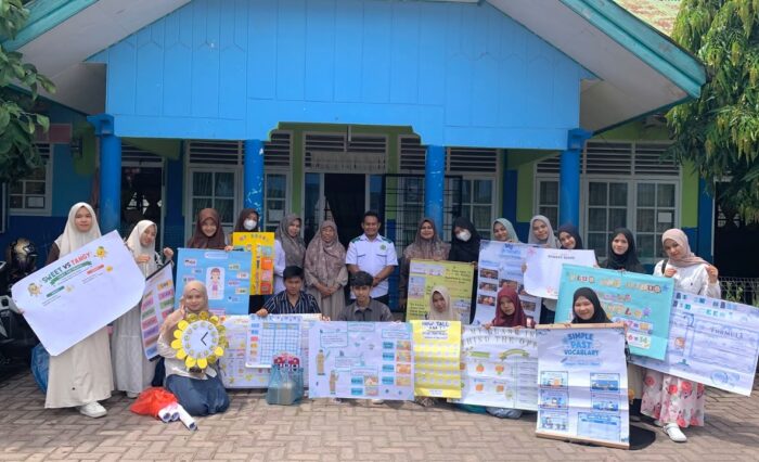 Mahasiswa STAIN Meulaboh Serahkan Media Pembelajaran Bahasa Inggris untuk MIN 3 Aceh Barat, Senin 15 Juni 2026. Mahasiswa STAIN Meulaboh Serahkan Media Pembelajaran Bahasa Inggris untuk MIN 3 Aceh Barat, Senin 15 Juni 2026.