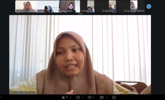 Mahasiswa KPI STAIN Meulaboh, Ade Oktavia Ramadhani saat berorasi di Webinar Kolaborasi KPI, Kamis 25 Juni 2026